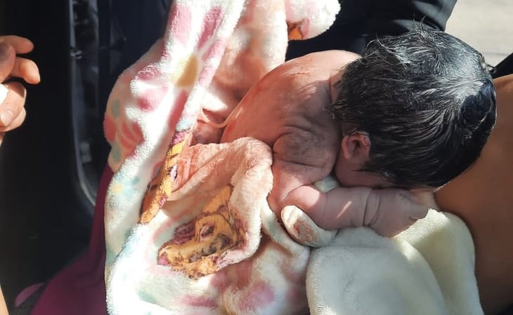 Mujer no alcanza a llegar al hospital y su bebé nace en el taxi