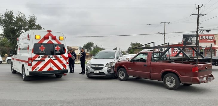 Joven conductor provoca fuerte accidente en Monclova y deja a mujer lesionada, además de severos daños