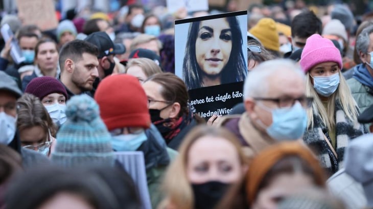 Manifestaciones en Polonia tras muerte de embarazada a la que se negó aborto