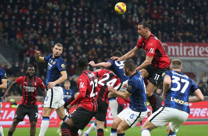 El Milan empata el derbi y sigue colíder con Nápoles; Mourinho vuelve a caer