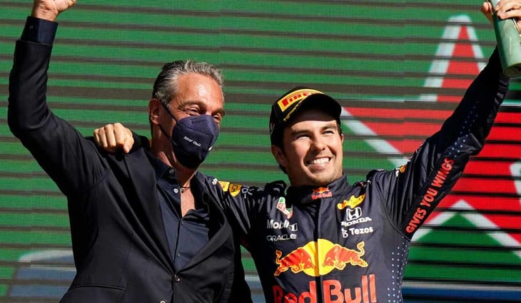 'Checo' Pérez logra el tercer lugar del Gran Premio de México; Carlos Slim Domit le entrega el trofeo