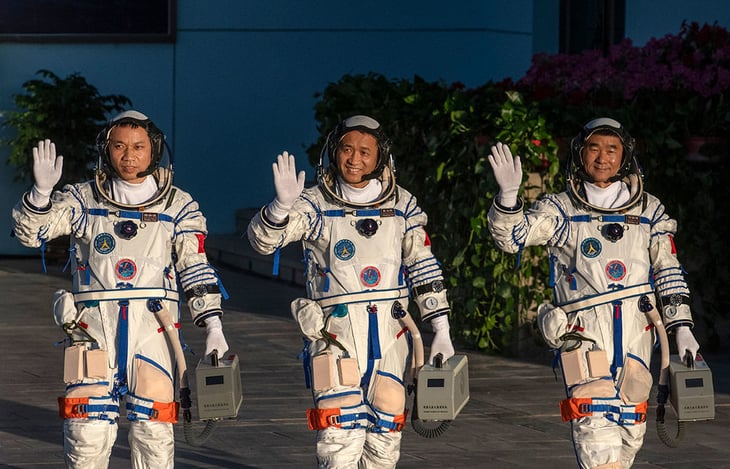 Astronautas chinos completan su primera misión fuera de la estación espacial