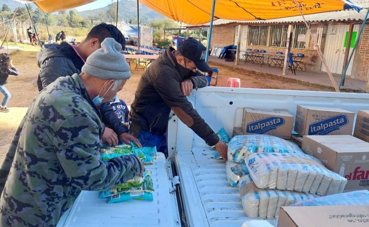 Dan ayuda alimentaria a familias desplazadas por violencia en Oaxaca