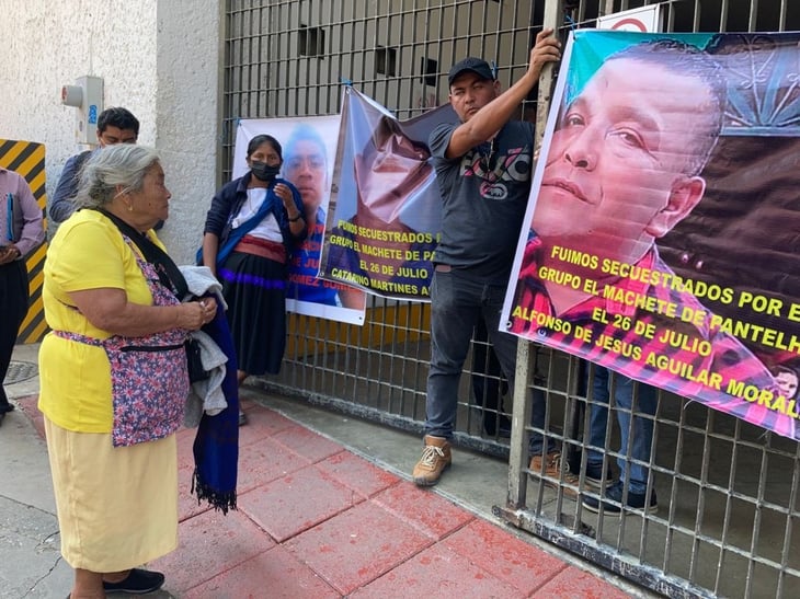 Protestan con cierre a accesos a Congreso de Chiapas