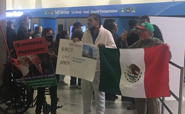 Con mariachi, fotos y carteles, simpatizantes esperan llegada de AMLO a NY