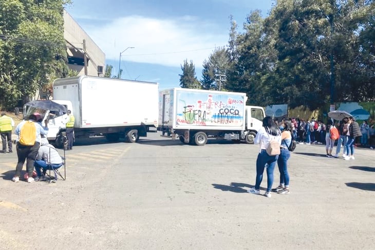 Normalistas bloquean carreteras en Morelia; exigen al gobierno trabajo