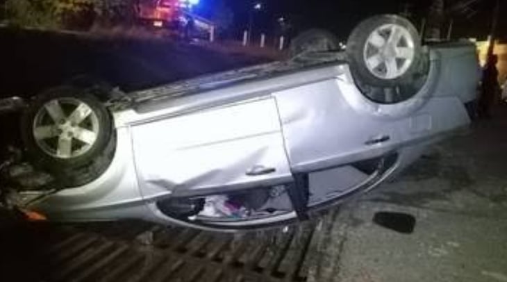 Automóvil sufre aparatosa volcadura sobre el Carlos Salinas en Frontera