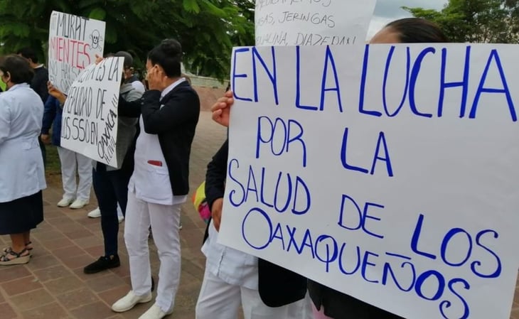 Paran labores más de 300 trabajadores de Salud en Oaxaca; exigen pago de 'Gastos de Camino'