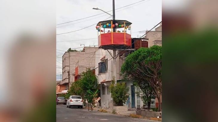 Sólo pasa en México: encuentran mini salón de fiestas en un poste de luz en Neza