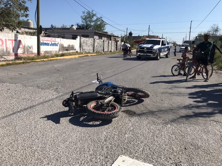 Camioneta atropella a motociclista en Monclova y lo deja lesionado