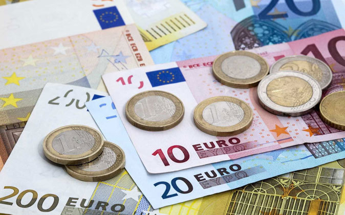 El euro cae este viernes y se cambia alrededor del 1,1450 dólares