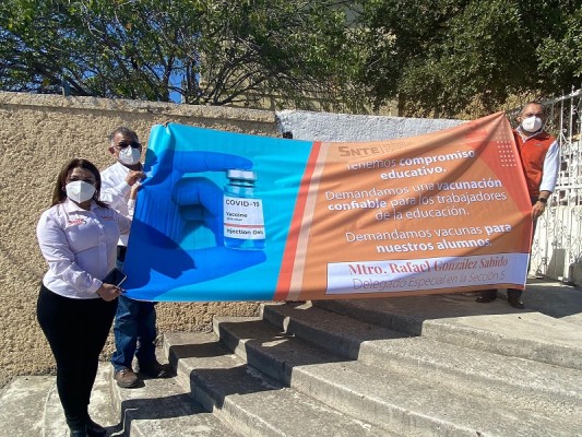 Con mantas exige SNTE vacunación a maestros y alumnos en Piedras Negras