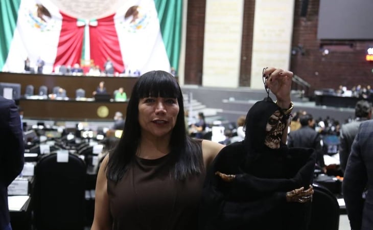 Diputada de Morena muestra calavera durante sesión; panistas acusan brujería