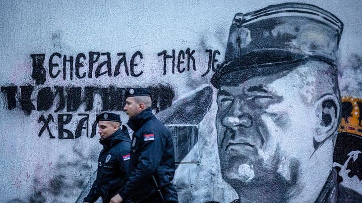 Manifestantes piden borrar un mural que glorifica al criminal de guerra Ratko Mladic