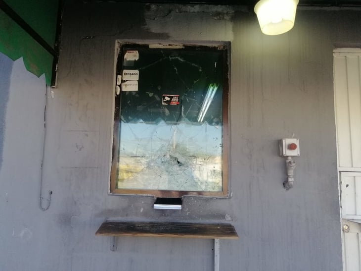 Oficina de gasolinera sufre daños en una ventana en Monclova