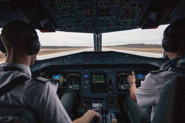 Piloto de Aeroméxico se viralizó por cantar una canción de cuna a sus pasajeros 