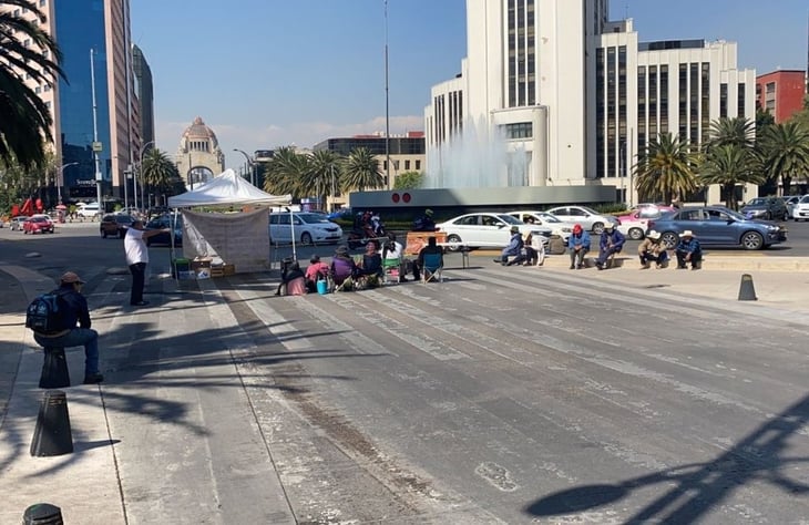 Manifestantes bloquean extremo derecho de Av. Juárez