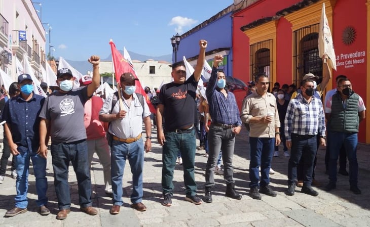 Retiran comerciantes de UACOL vallas metálicas del centro de Oaxaca