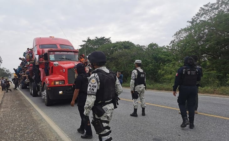 Guardia Nacional custodia caravana migrante en Veracruz