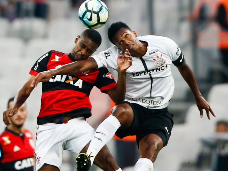 Flamengo marca un gol agónico, vence al Corinthians y sueña con el título