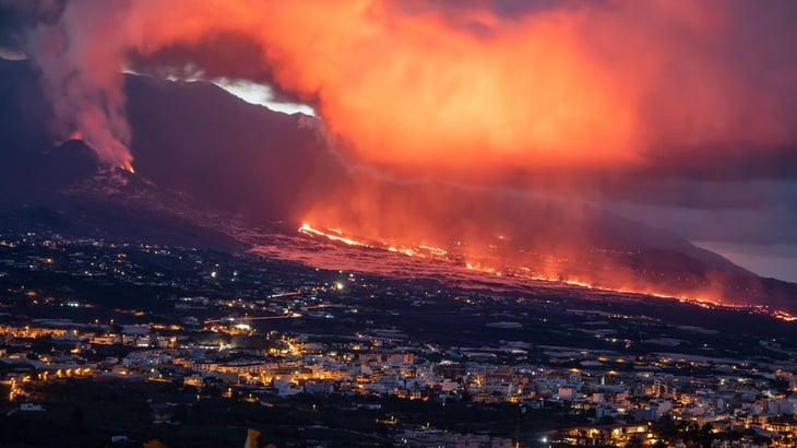La lava del volcán de la isla La Palma avanza despacio sobre zonas agrícolas y viviendas