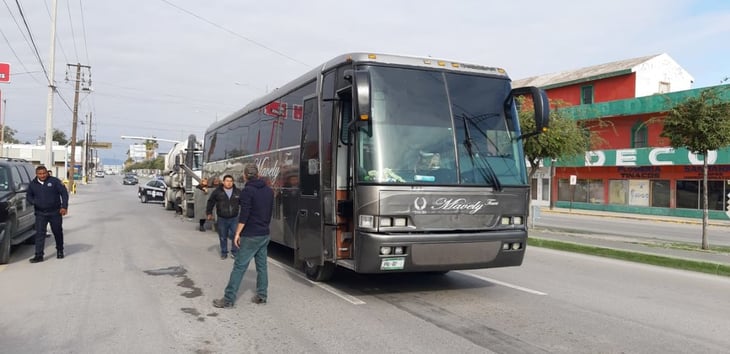 Camión de Turismo deja a sus clientes a mitad del viaje en Monclova 