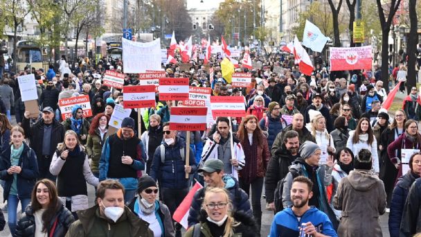 Multitudinaria protesta en Viena contra el confinamiento y la vacunación