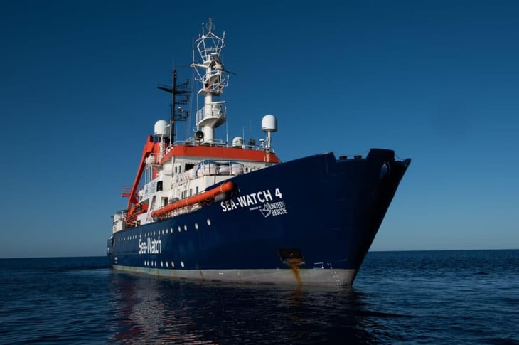 El barco Sea Watch pide urgentemente un puerto tras rescatar a 375 migrantes en Mediteraneo central