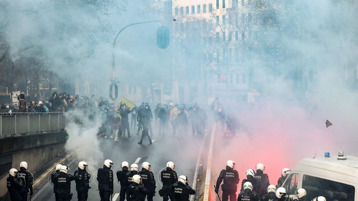 Más de 40 personas fueron detenidas en las protestas contra las medidas anticovid en Bruselas 