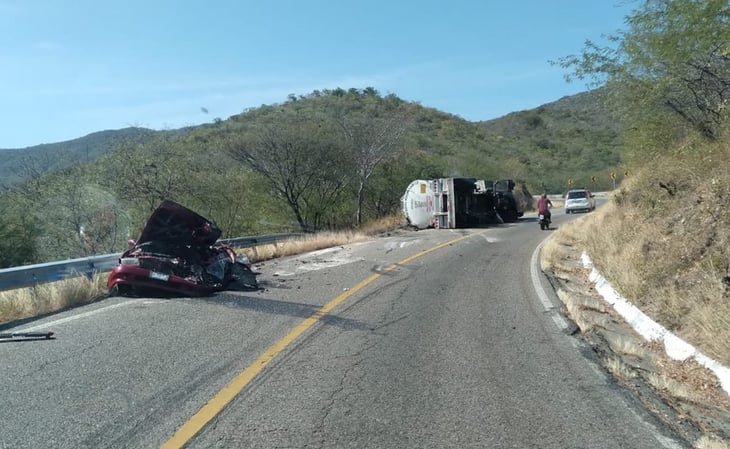 Vuelca pipa sobre taxi y deja 6 muertos en carretera de Oaxaca