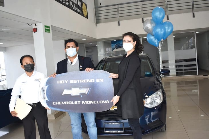 Club Rotario de Monclova entrega el premio de la rifa del automóvil 