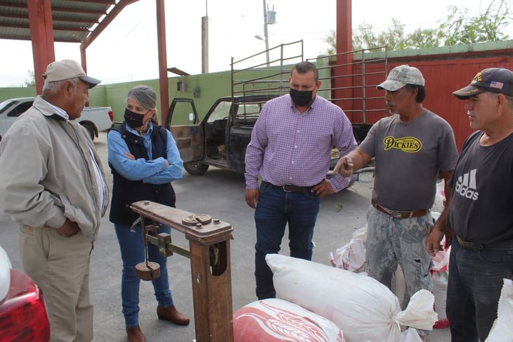 La alcaldesa Gladys Ayala entrega fertilizante a campesinos de San Buenaventura 
