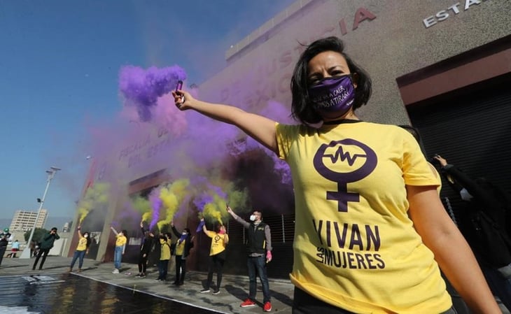 Feministas se manifiestan frente a Fiscalía del Edomex por el 25N