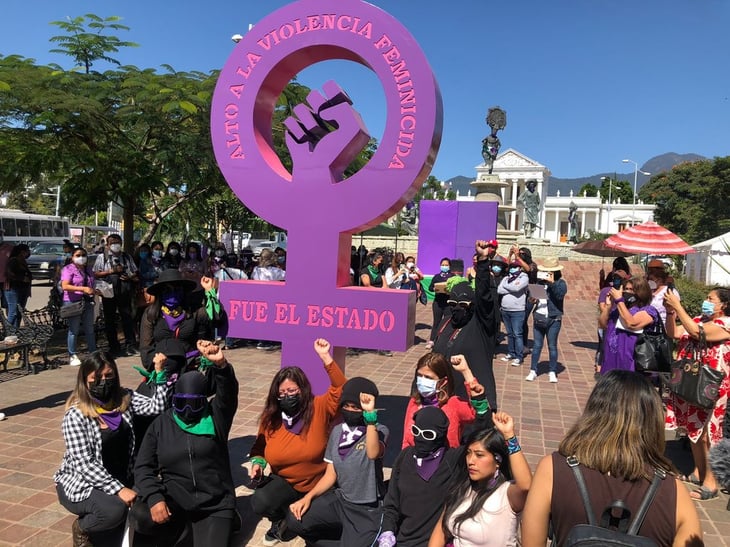 Protestan con antimonumenta contra feminicidios en Oaxaca