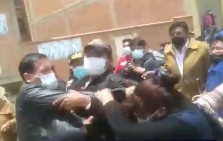 Concejal boliviano que golpeó a una mujer dice que en realidad es 'víctima'
