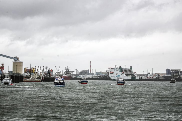 Los pescadores franceses se manifiestan y bloquean el tráfico con el Reino Unido