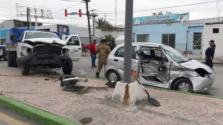 Conductor al borde de la muerte tras ser chocado por camión en Monclova 