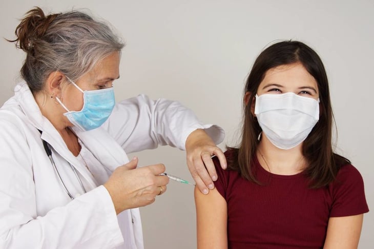 Cuándo y dónde vacunarán contra COVID-19 a adolescentes