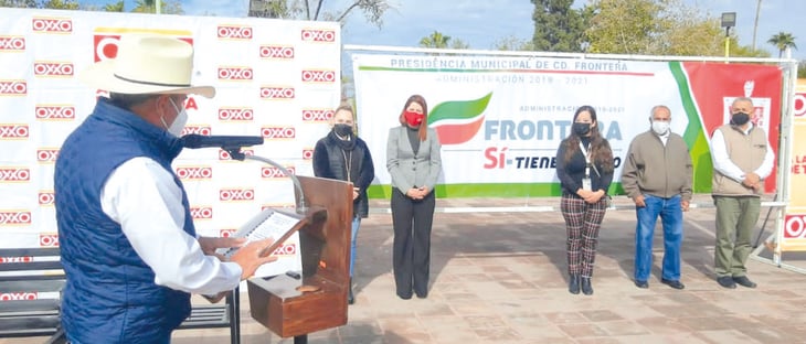 Frontera recibe en donación 10 bancas para plazas públicas