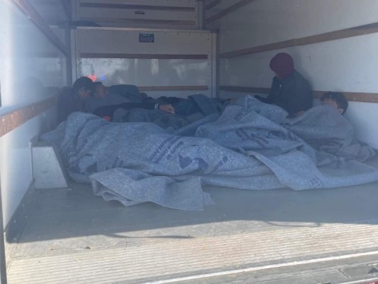 Patrulleros de Texas arrestan a traficantes que transportaban a 12 indocumentados en la caja de un camión