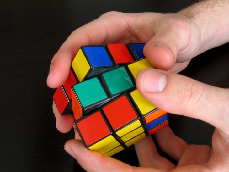 VIDEO: Tiktoker revela el truco para resolver el Cubo de Rubik 