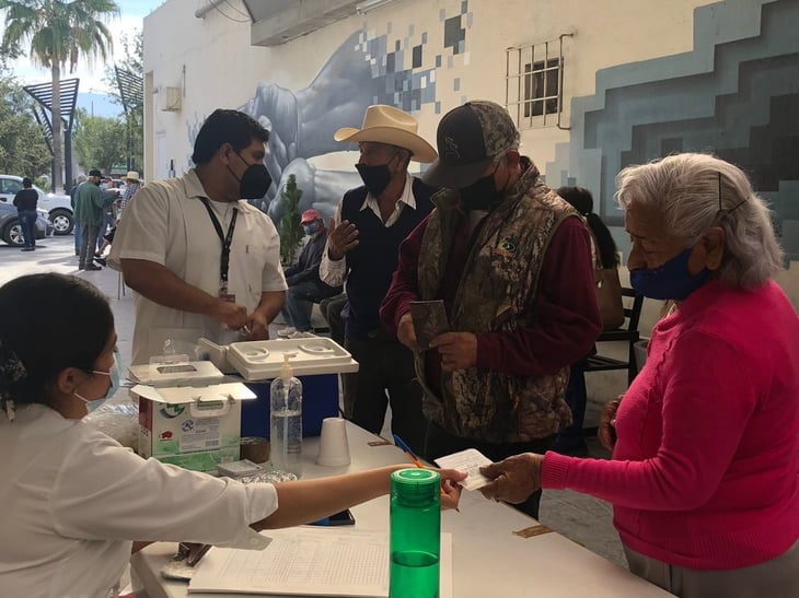 En Monclova abuelitos reciben vacuna contra la influenza en las filas para el cobro de su pensión