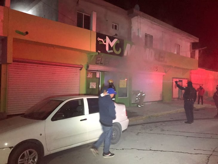 Cortocircuito ocasiona incendio dentro de local destinado a la reparación de celulares en Monclova 