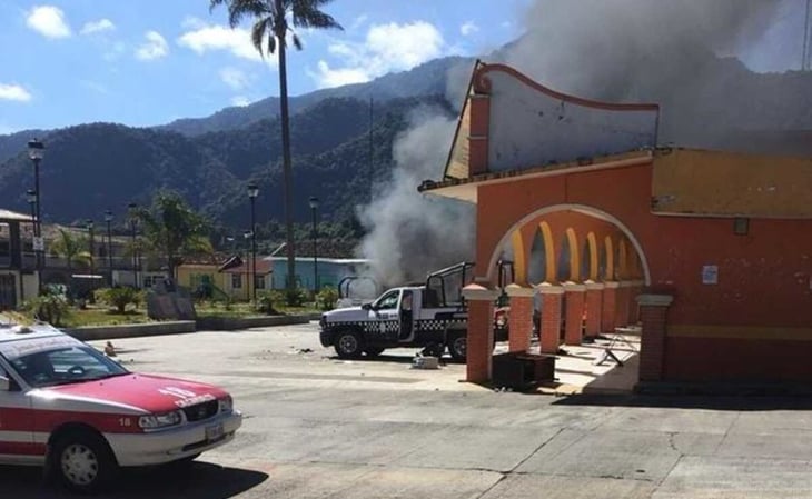 Habitantes atacan alcaldía y queman patrullas en Veracruz