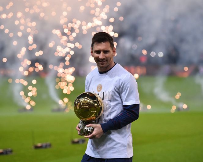 Messi comparte el trofeo del Balón de Oro con la afición del PSG