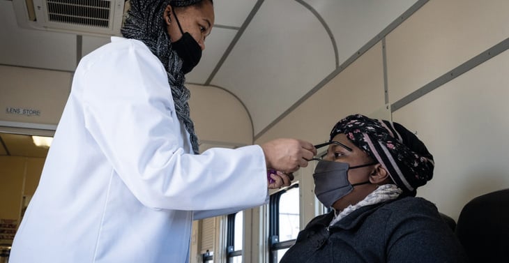 Sudáfrica reporta que casos de Ómicron se duplicaron en un día; Hay más de 8 mil contagios