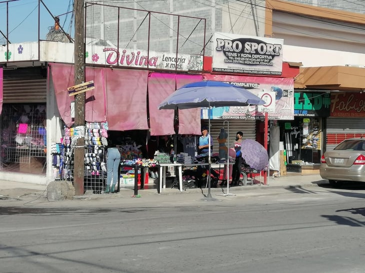 Negocios bloquean con mercancía las banquetas del centro en Monclova