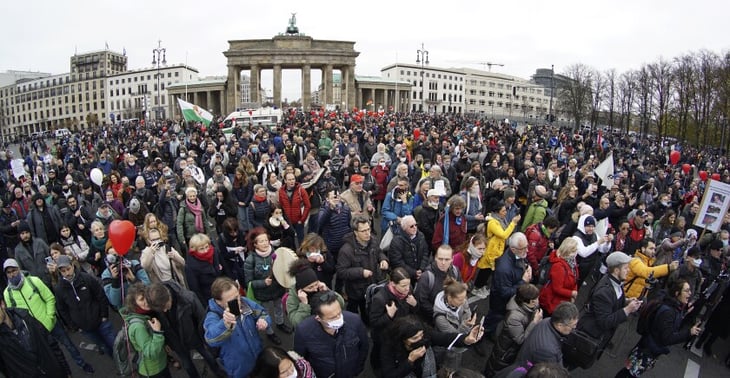 Manifestantes contra medidas covid atacan a periodistas en Berlín