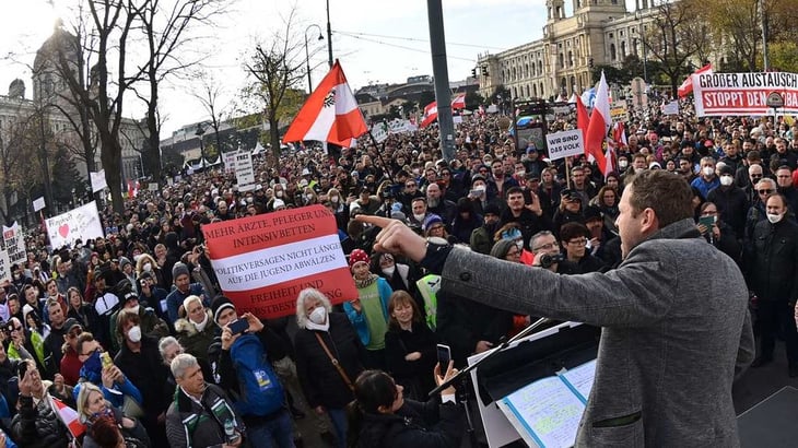 Miles de personas protestan contra las vacunas anticovid y el confinamiento en Viena