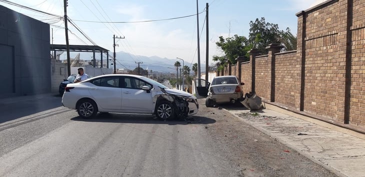 Choque de dos automóviles en Monclova deja miles de pesos en daños materiales  